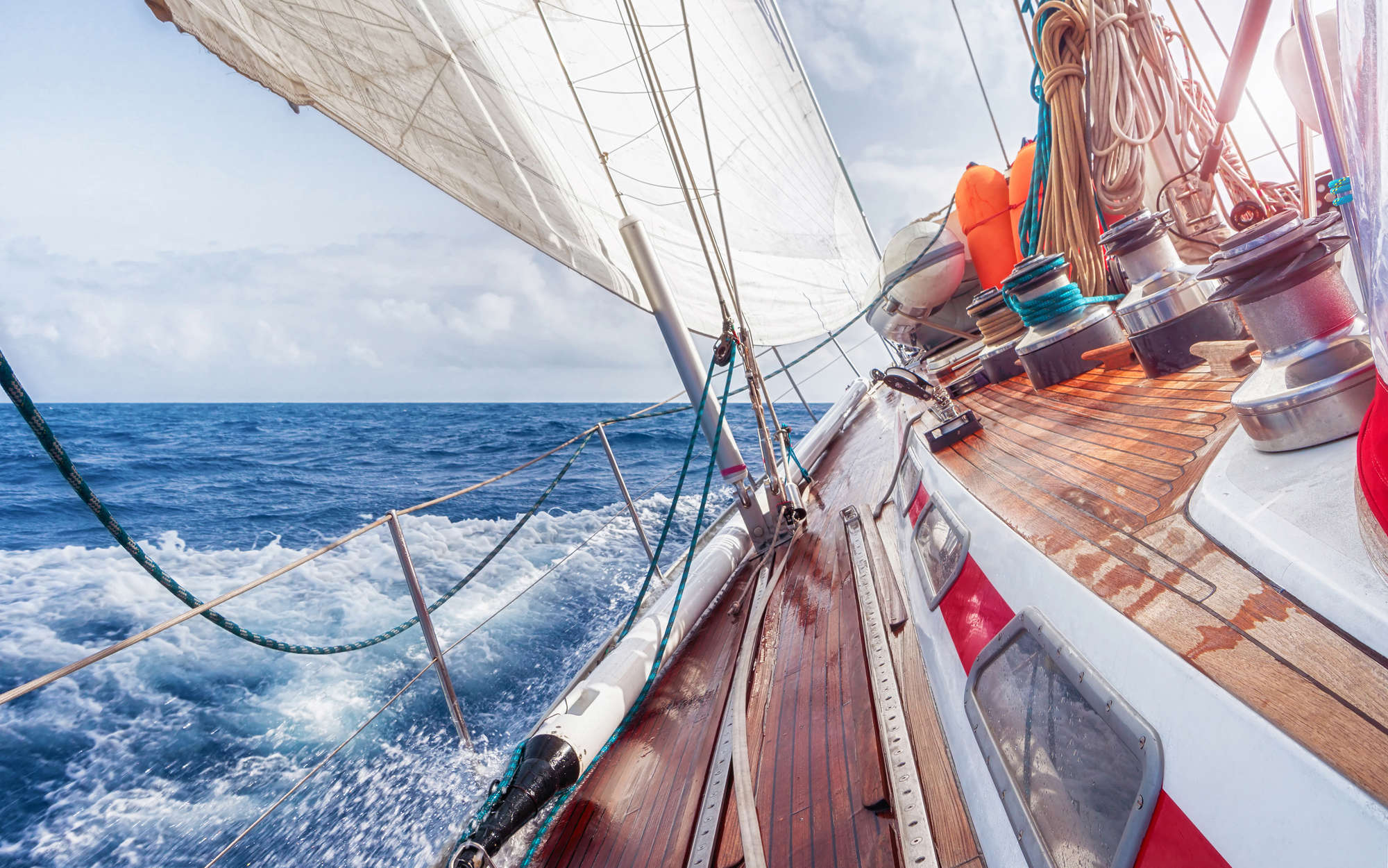             Fototapete Segelboot auf dem Meer – Perlmutt Glattvlies
        