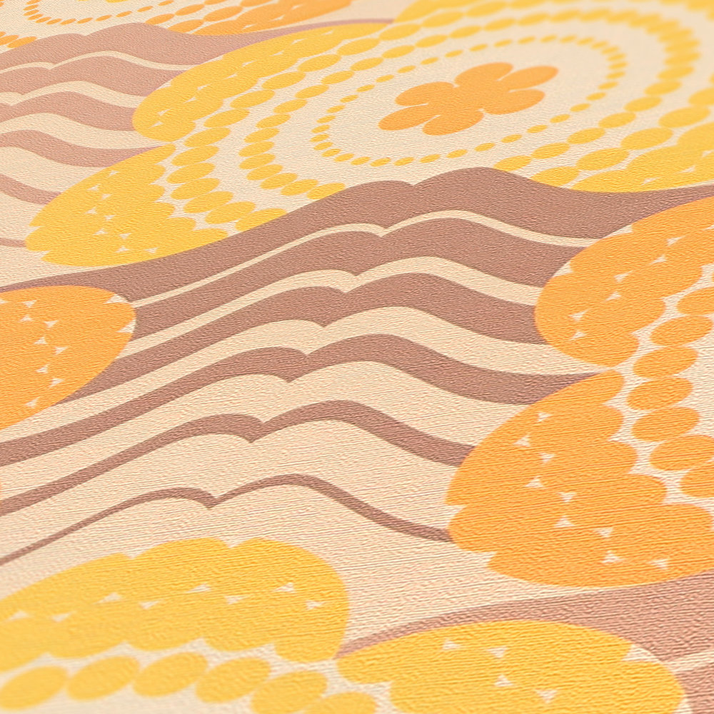             Vliestapete mit floralem Muster im Stil der 70er Jahre – Beige, Braun, Orange
        