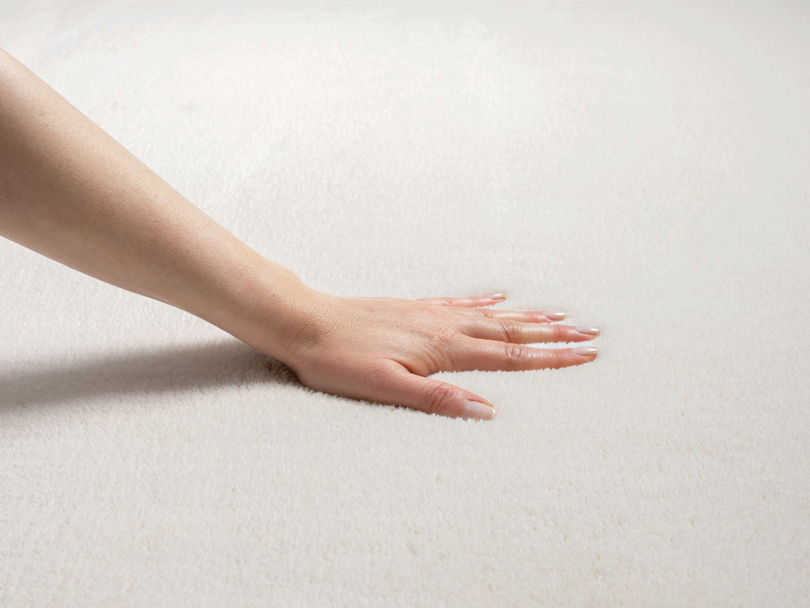             Modischer Hochflor Teppich in Creme – 110 x 60 cm
        
