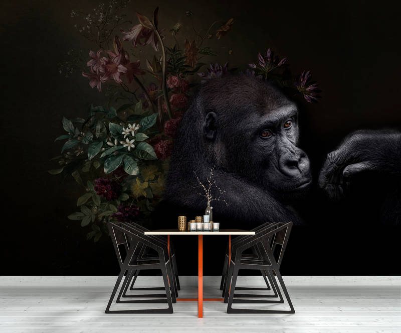             Fototapete Gorilla Portrait mit Blumen – Walls by Patel
        