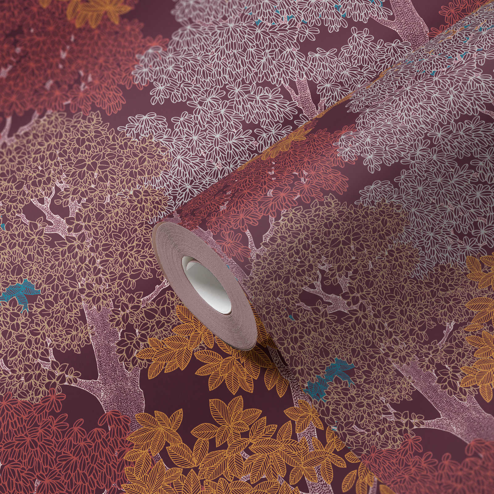             Tapete Weinrot mit Wald Muster & Bäumen im Zeichenstil – Lila, Rot, Gelb
        