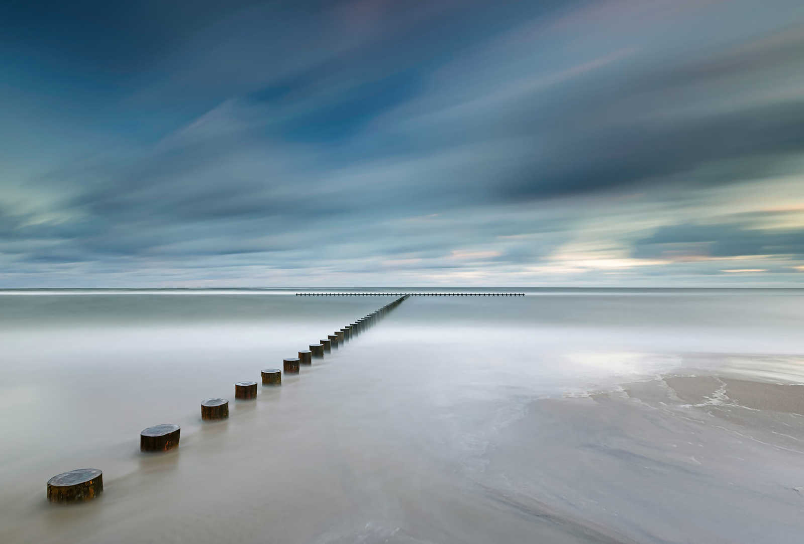             Fototapete Ostseeküste in Polen – Blau, Weiß, Braun
        