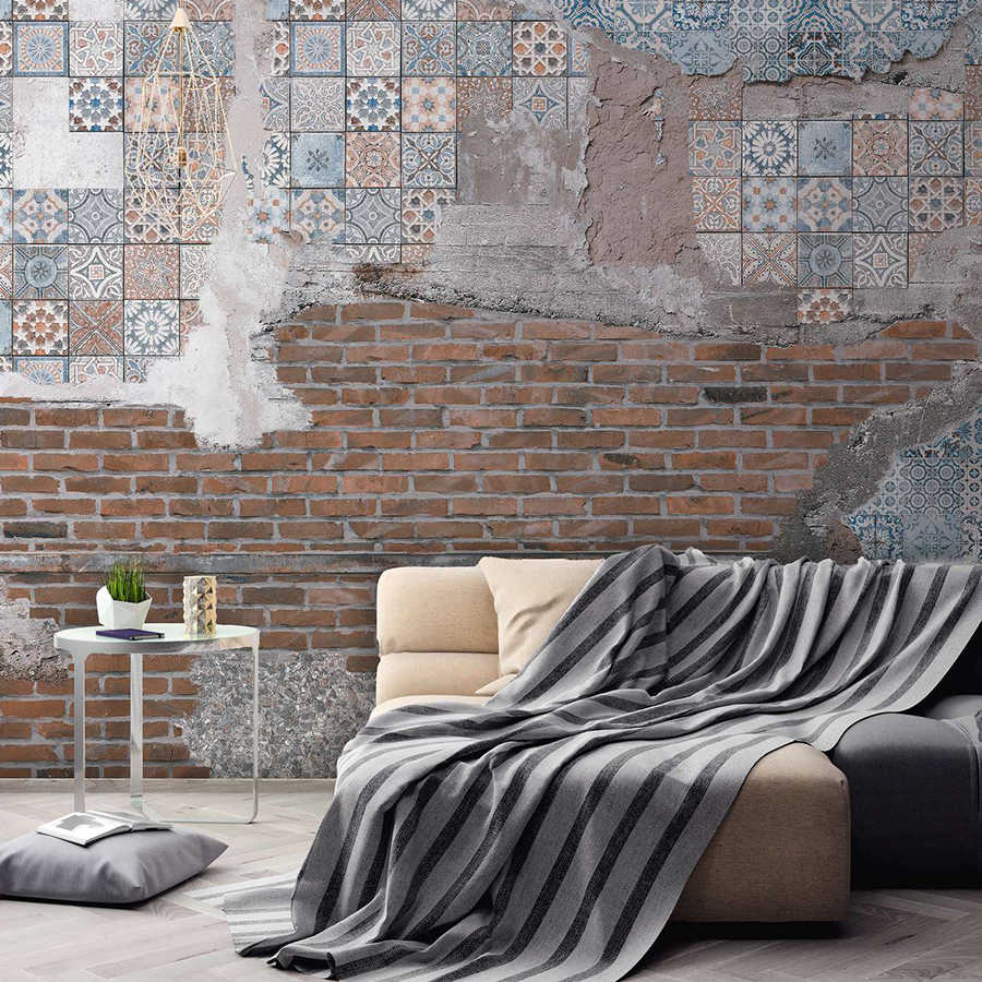 Fototapete Backsteinmauer mit verputzten Mosaiksteinen – Braun, Blau, Grau
