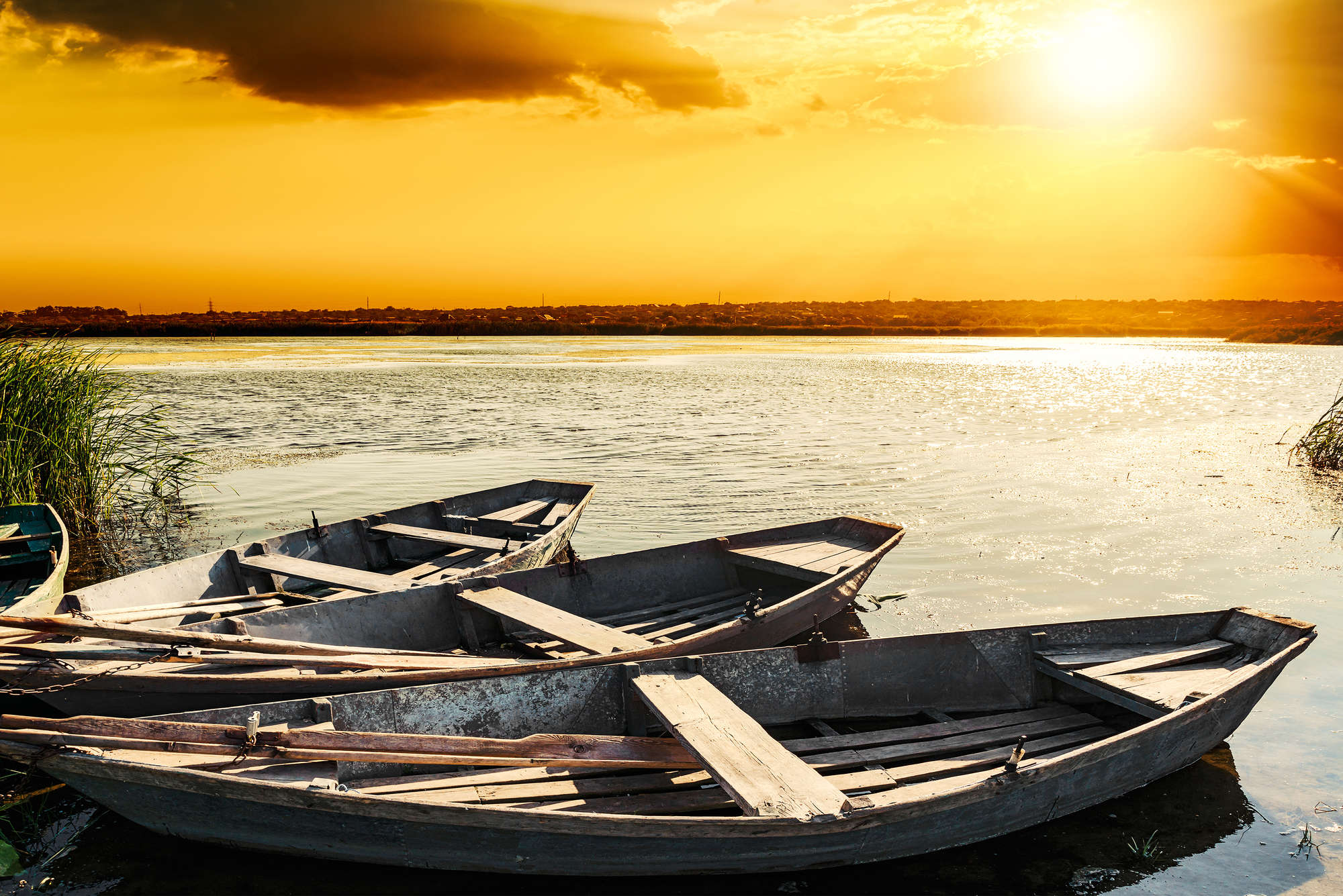             Natur Fototapete Holzboote am See auf Perlmutt Glattvlies
        