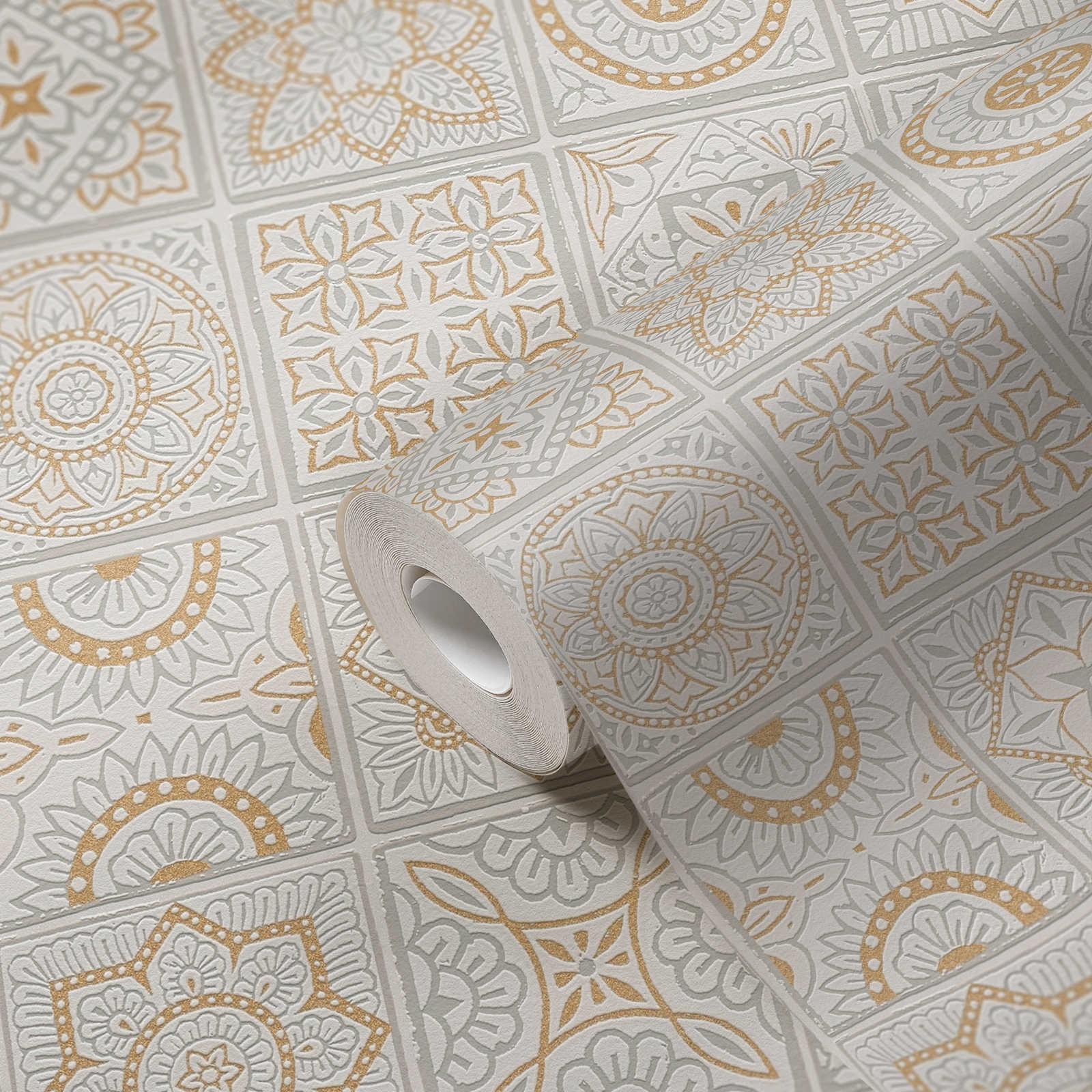             Fliesenoptik Vliestapete mit floralen Mosaiken – Gold, Grau, Weiß
        