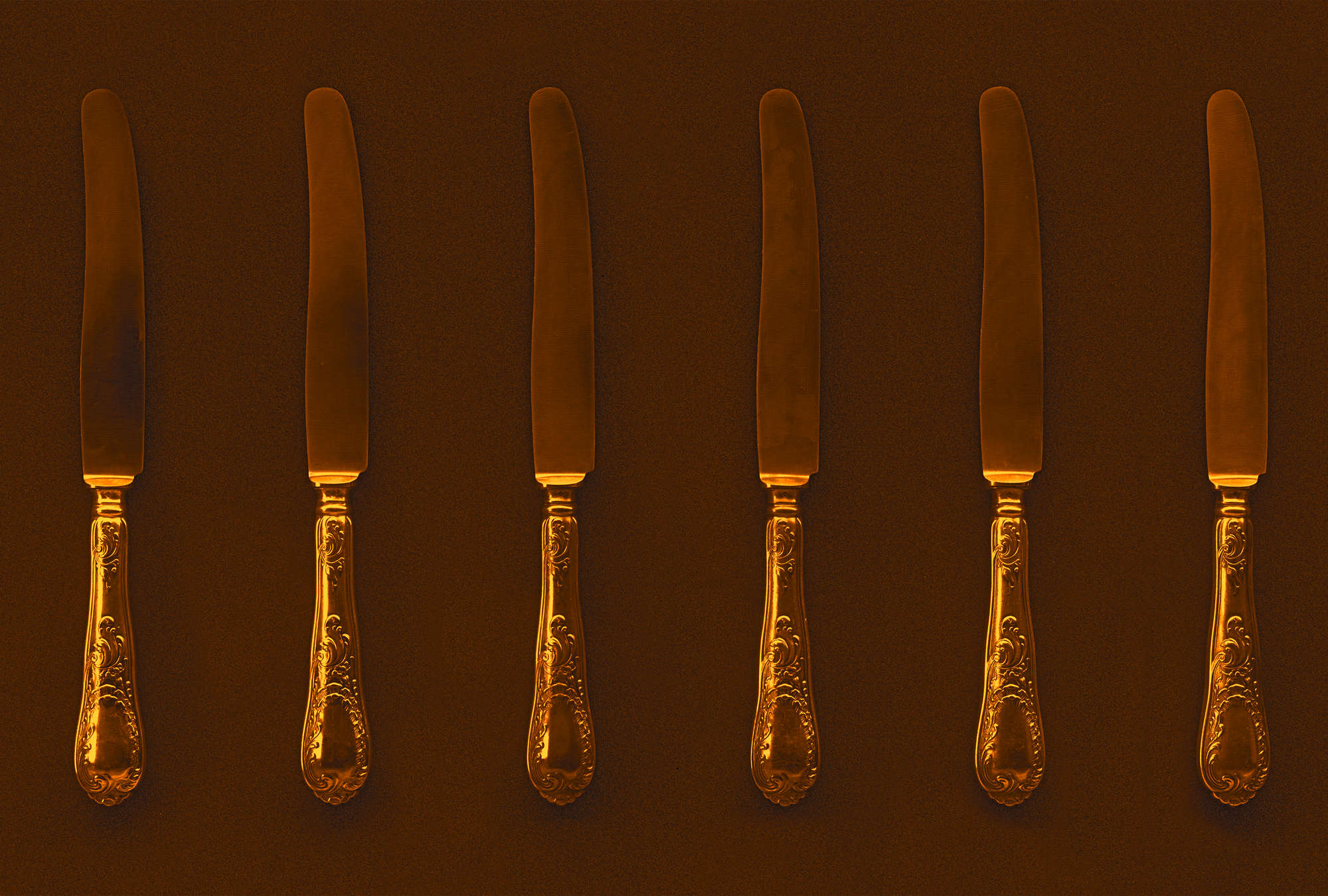            Küchen Fototapete Orange & Braun mit antiken Messern
        