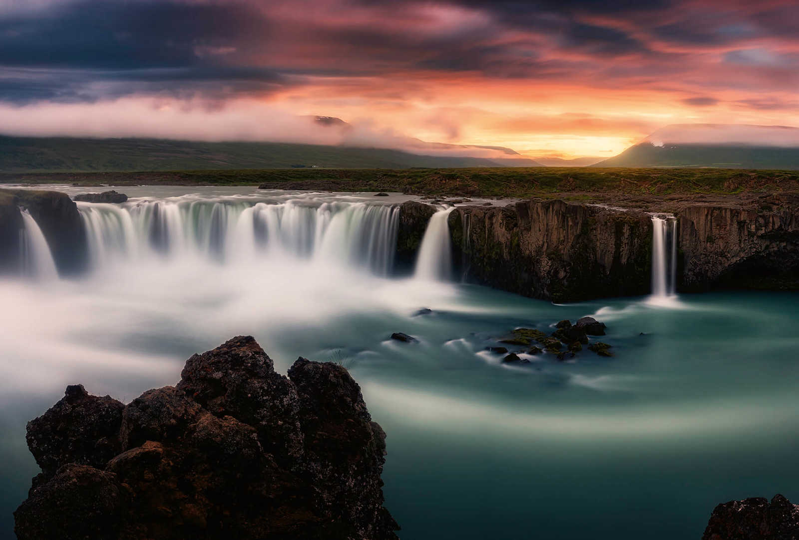        Fototapete Natur mit Wasserfall – Blau, Orange, Weiß
    