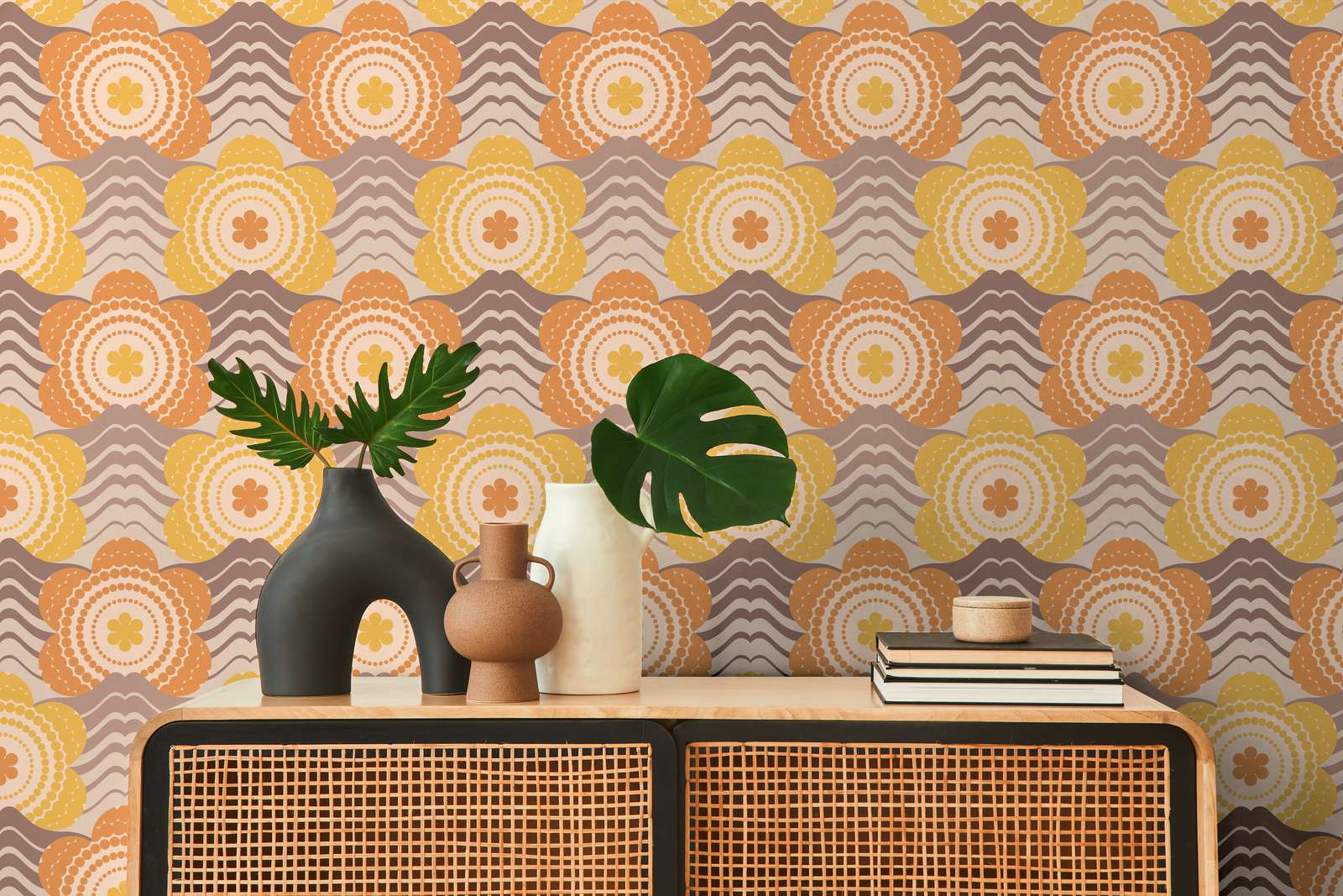             Vliestapete mit floralem Muster im Stil der 70er Jahre – Beige, Braun, Orange
        