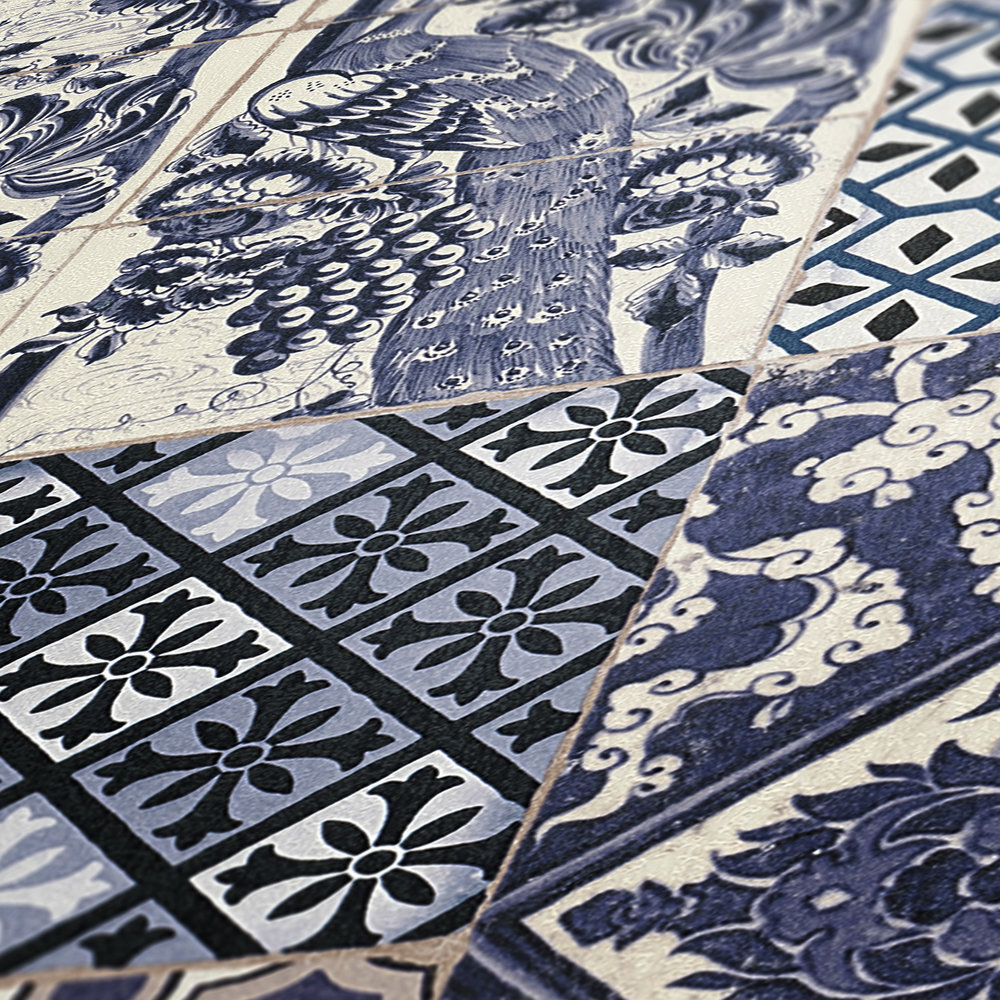             Tapete in Fliesen & Mosaik Design – Blau, Creme, Weiß
        