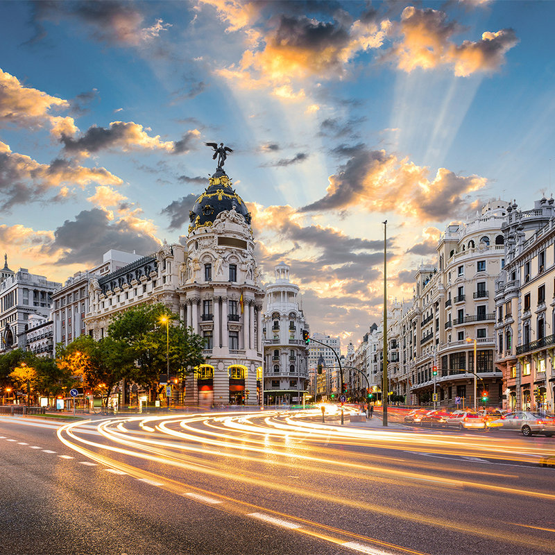 Madrids Straßen am Morgen – Blau, Grau, Weiß
