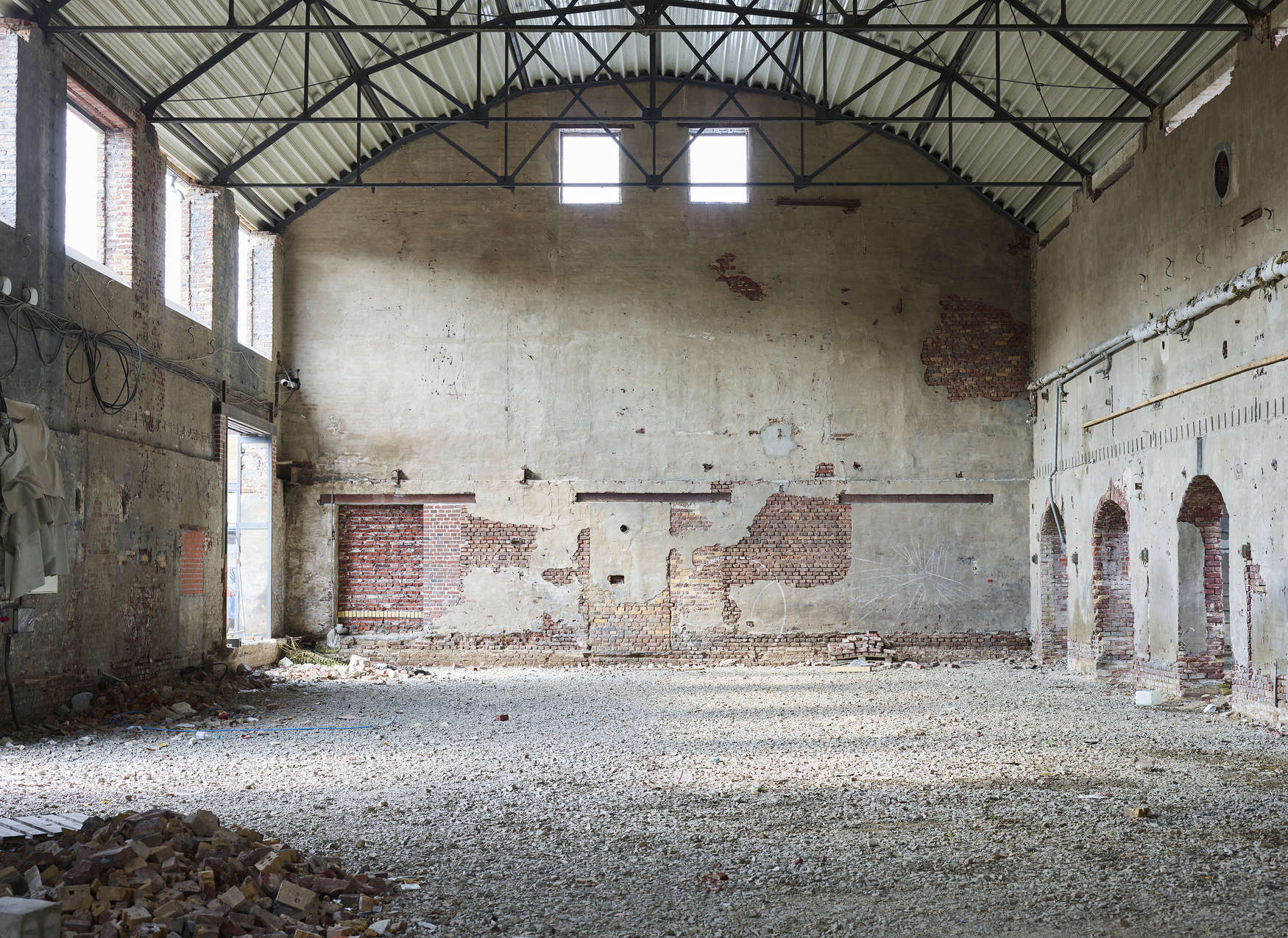             Fototapete mit verlassener Industriehalle – Beige, Braun
        
