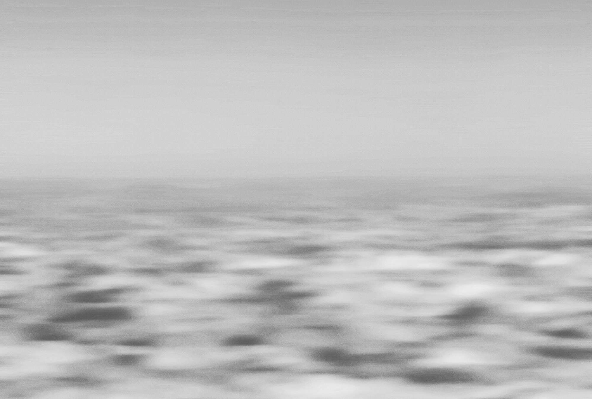             Fototapete maritim & abstrakt, Meer & Wellen – Grau, Weiß
        