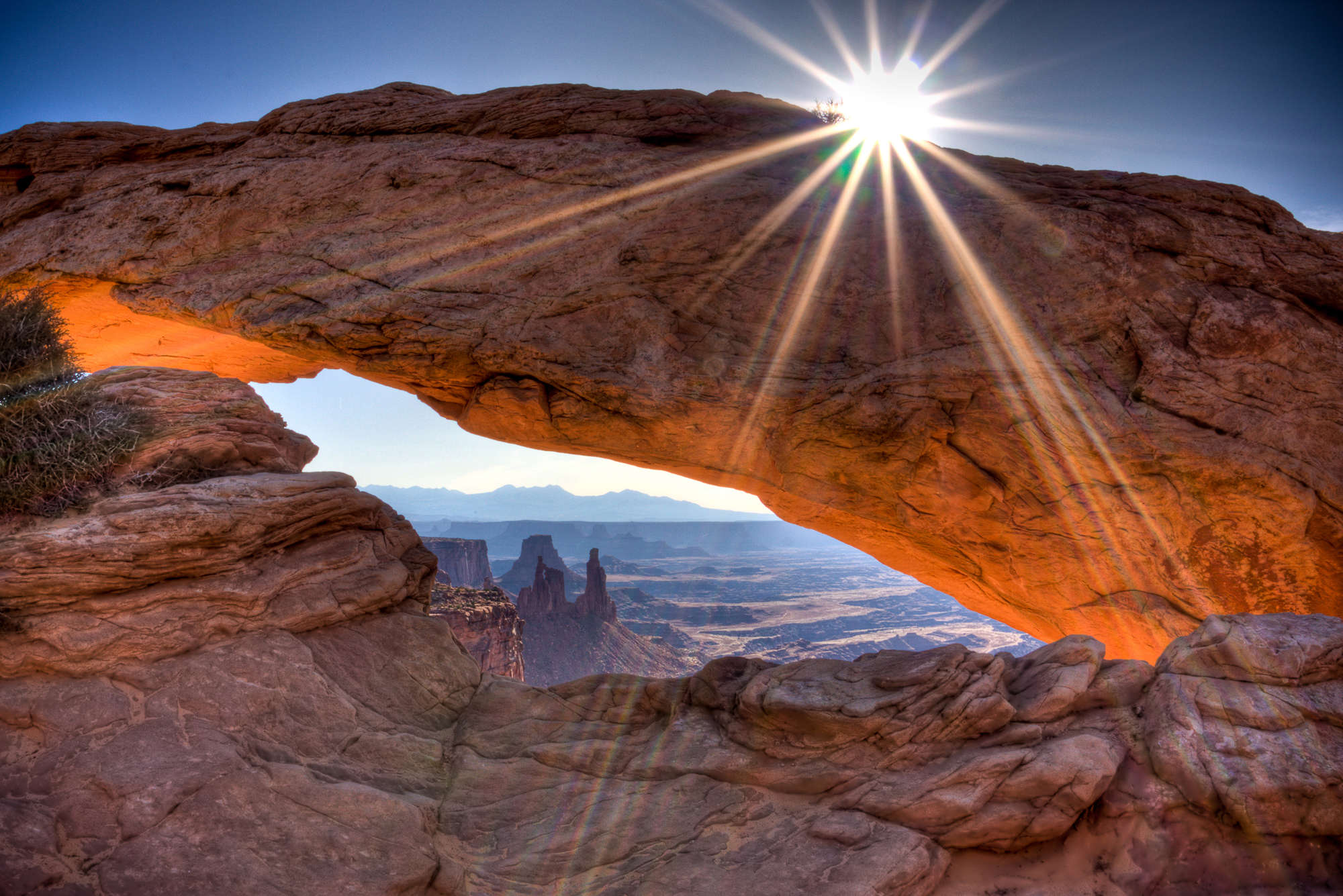             Fototapete Canyon mit Mesa Arch – Perlmutt Glattvlies
        