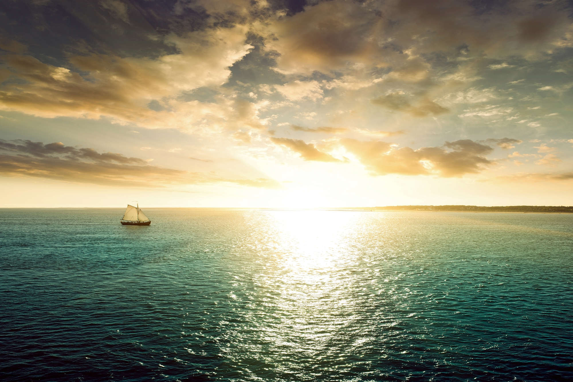             Meer Fototapete Segelboot bei Sonnenuntergang auf Perlmutt Glattvlies
        
