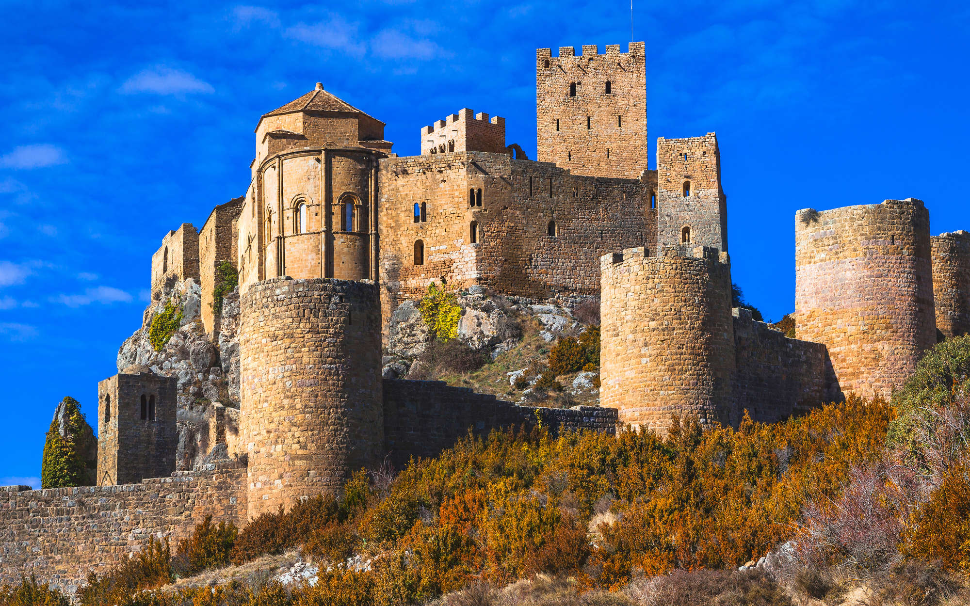             Fototapete Antike Burg mit Steinmauer – Perlmutt Glattvlies
        