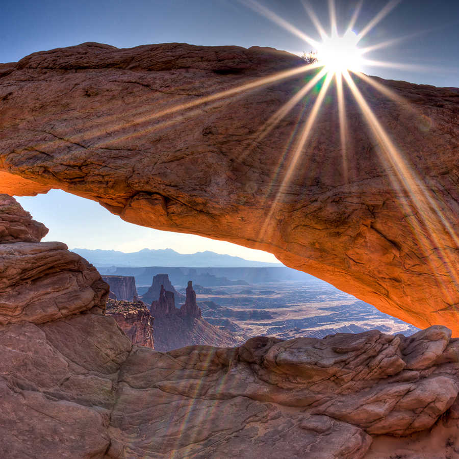 Fototapete Canyon mit Mesa Arch – Perlmutt Glattvlies
