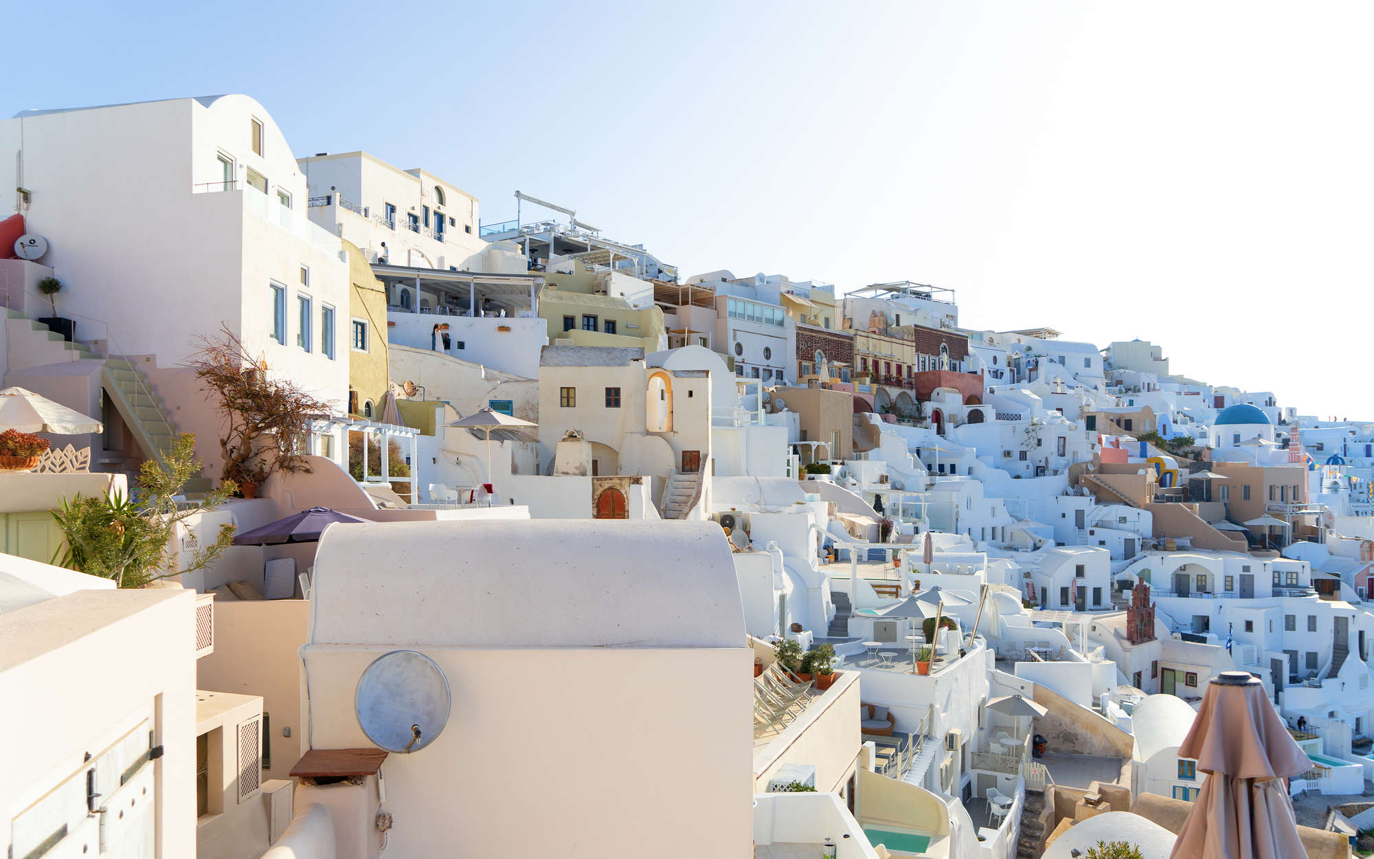             Fototapete Santorini in der Mittagssonne – Perlmutt Glattvlies
        
