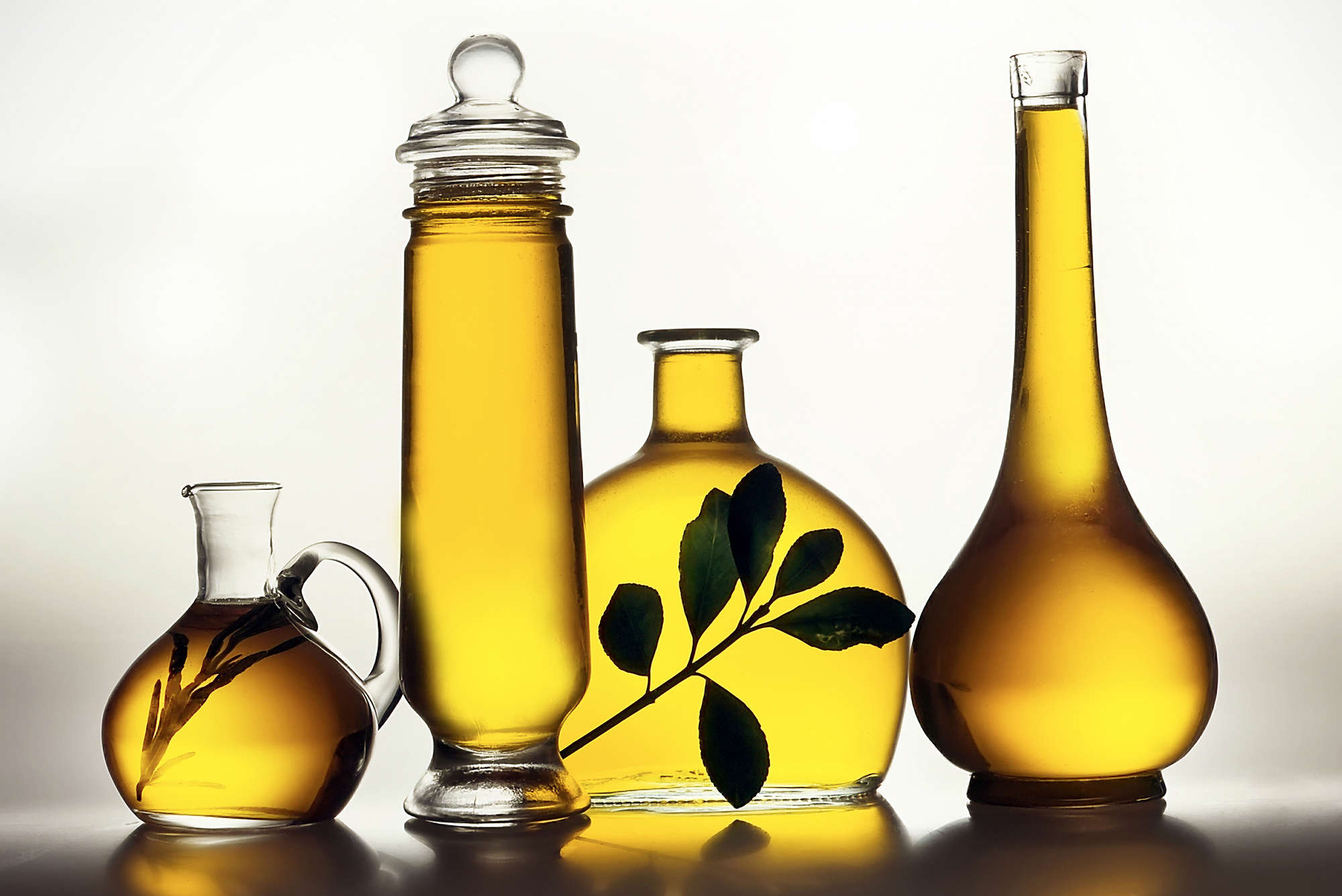             Fototapete Flaschen mit Olivenöl – Perlmutt Glattvlies
        
