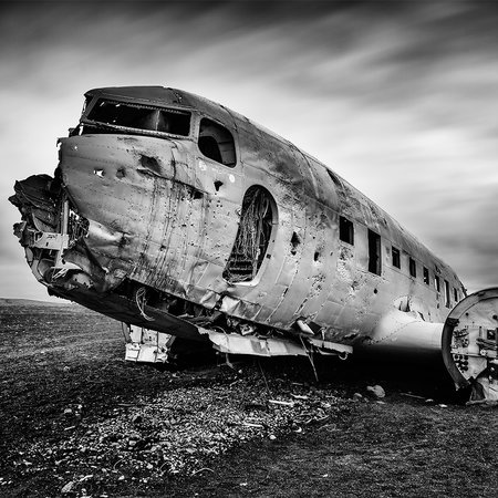         Fototapete Flugzeugwrack – Schwarz-Weiß
    