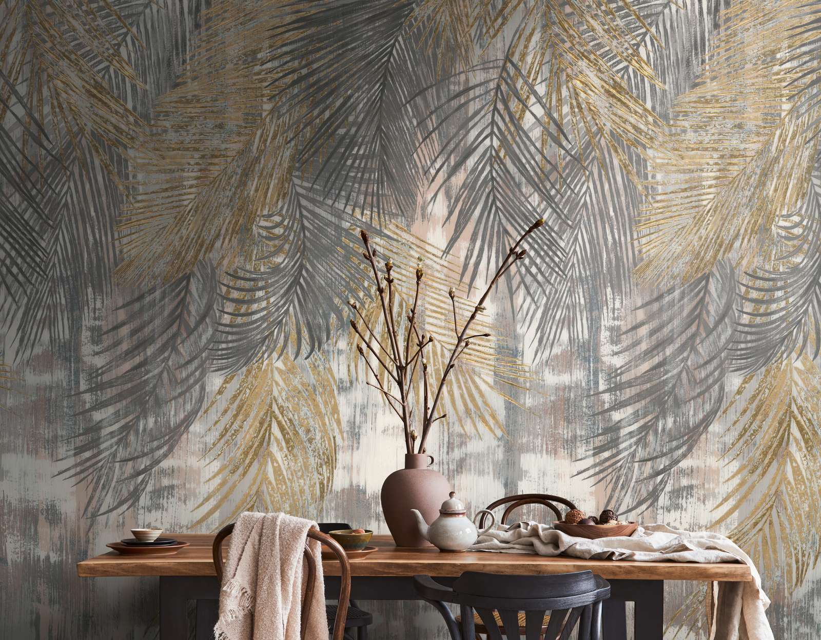             Vliestapete große Palmenblätter im Used Look – Grau, Gelb, Beige
        