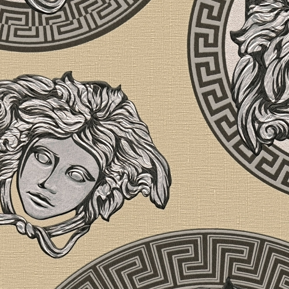             Metallic Tapete VERSACE Medusa Logo mit Glanz-Effekt – Beige
        