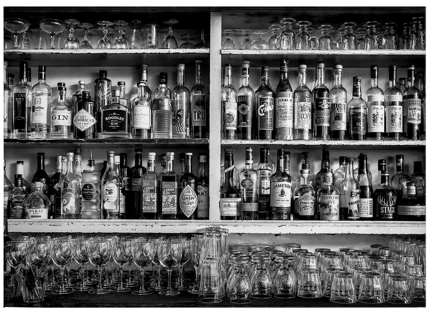             Schwarz-Weiß Leinwandbild Bar mit Flaschen & Gläsern – 0,70 m x 0,50 m
        