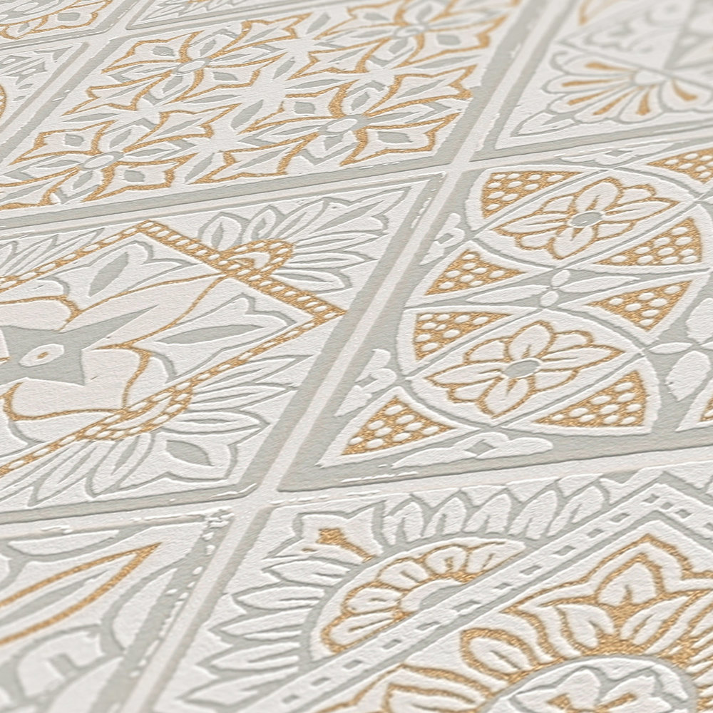             Fliesenoptik Vliestapete mit floralen Mosaiken – Gold, Grau, Weiß
        