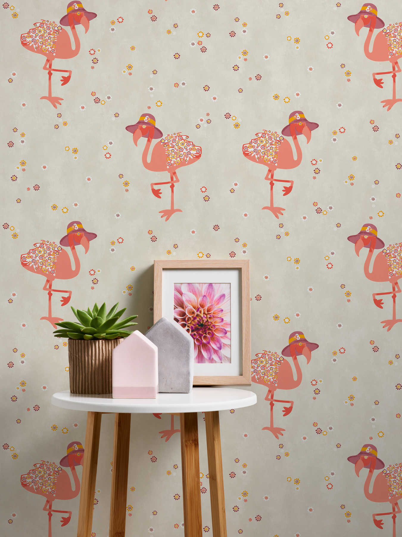             Flamingo Vliestapete mit Blumen Muster für Kinder – Beige, Orange
        