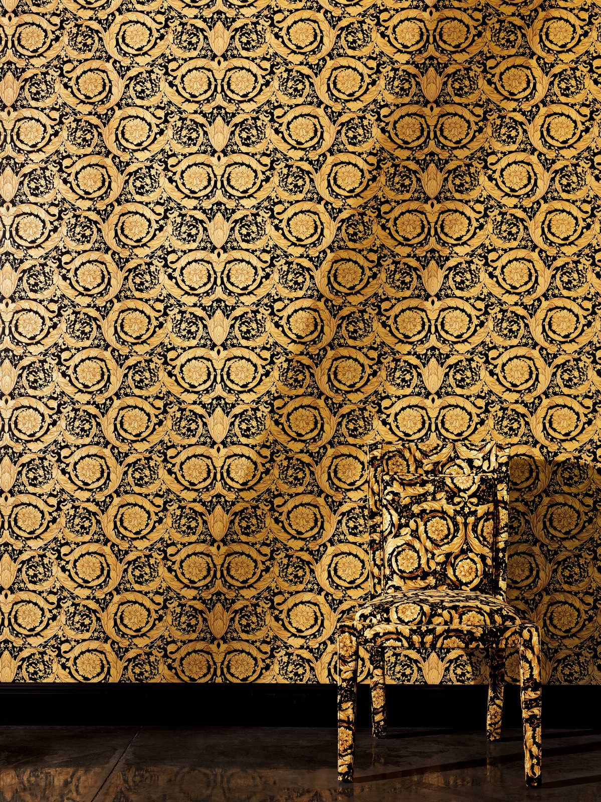             VERSACE Tapete mit ornamentalem Blumenmuster – Gold, Schwarz
        