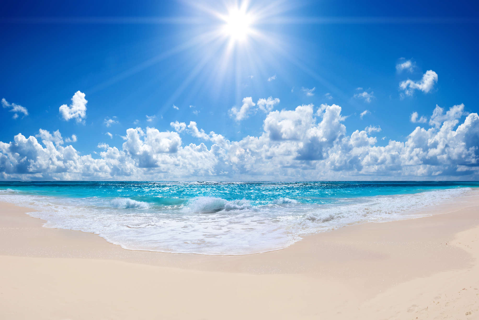             Strand Fototapete Wellengang mit strahlender Sonne auf Premium Glattvlies
        