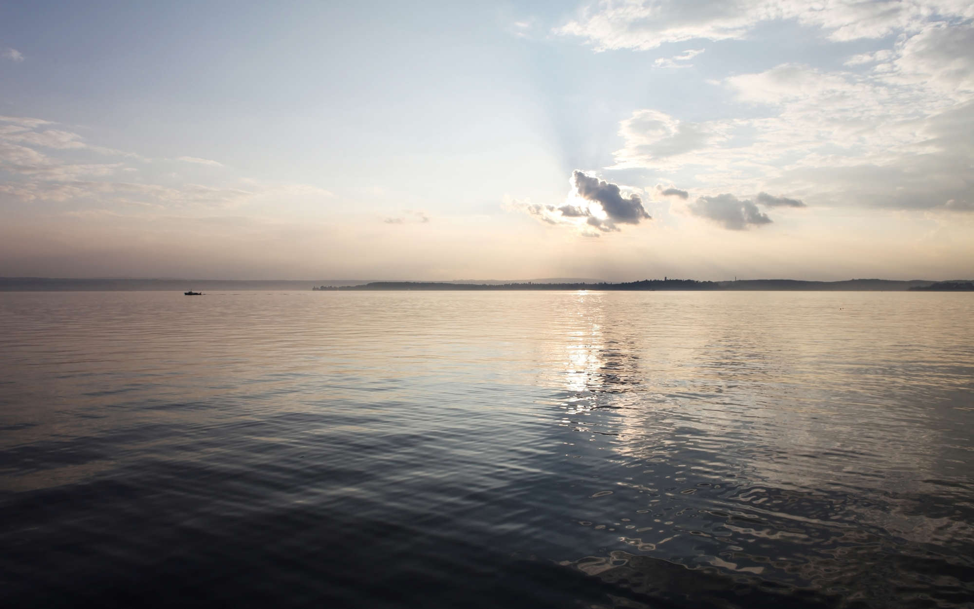             Fototapete Sonnenaufgang am See – Perlmutt Glattvlies
        