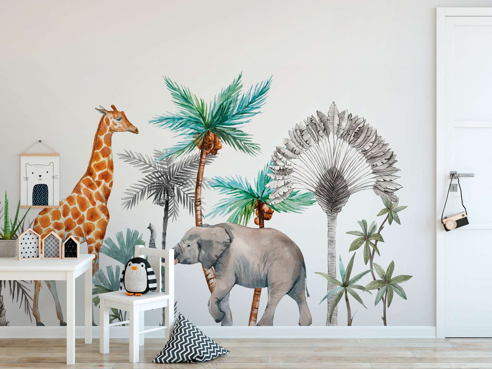             Fototapete für das Kinderzimmer mit Tieren und Bäumen – Weiß, Grün, Grau
        