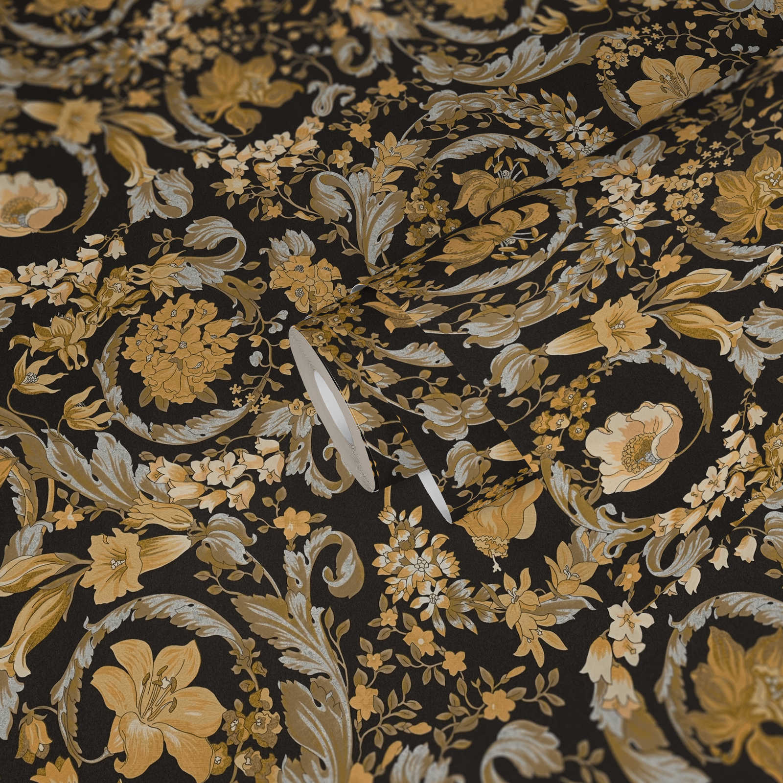             Schwarze VERSACE Tapete mit floralem Gold-Ornament
        