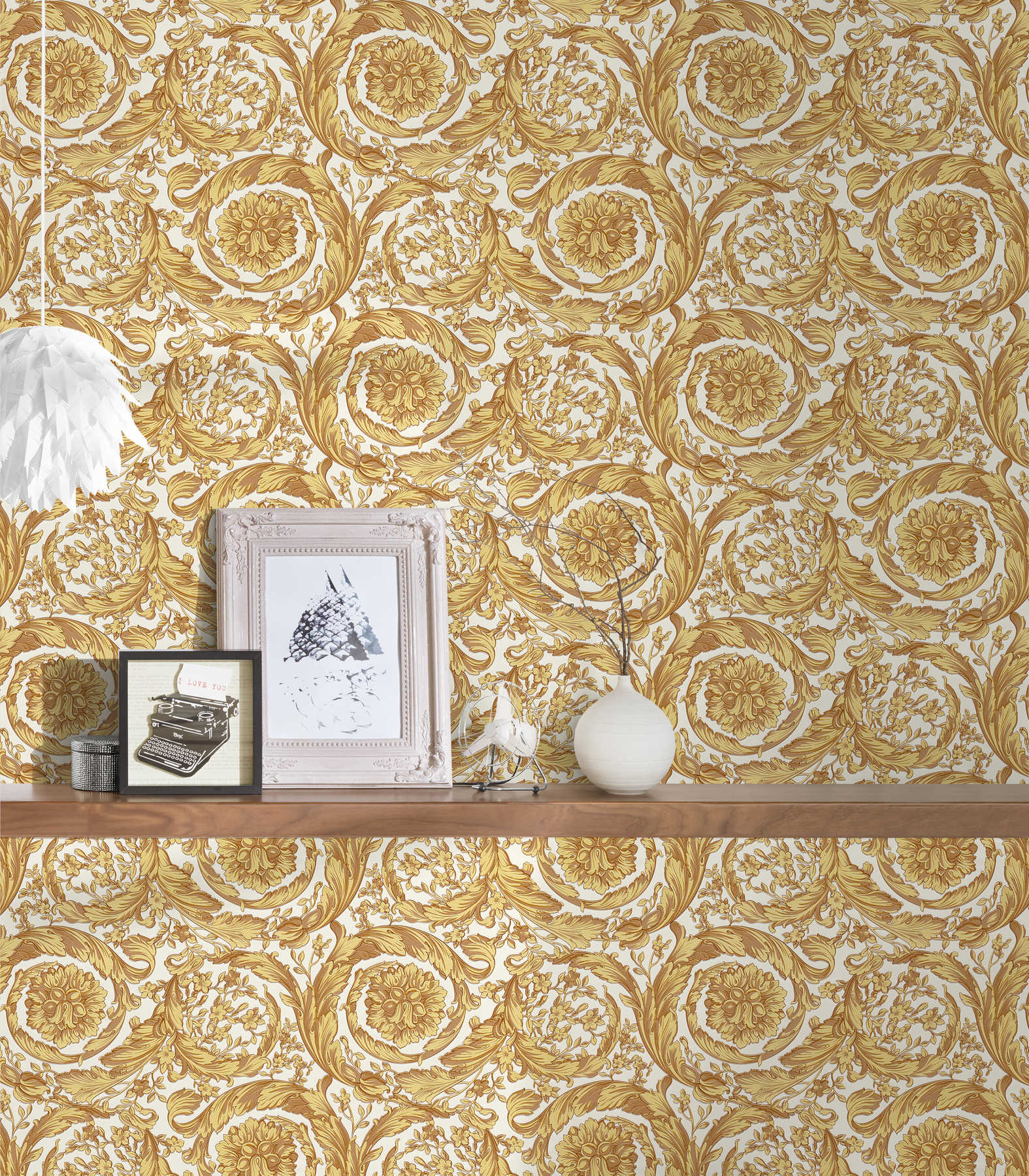             VERSACE Tapete ornamentales Blumenmuster – Gold, Gelb, Beige
        