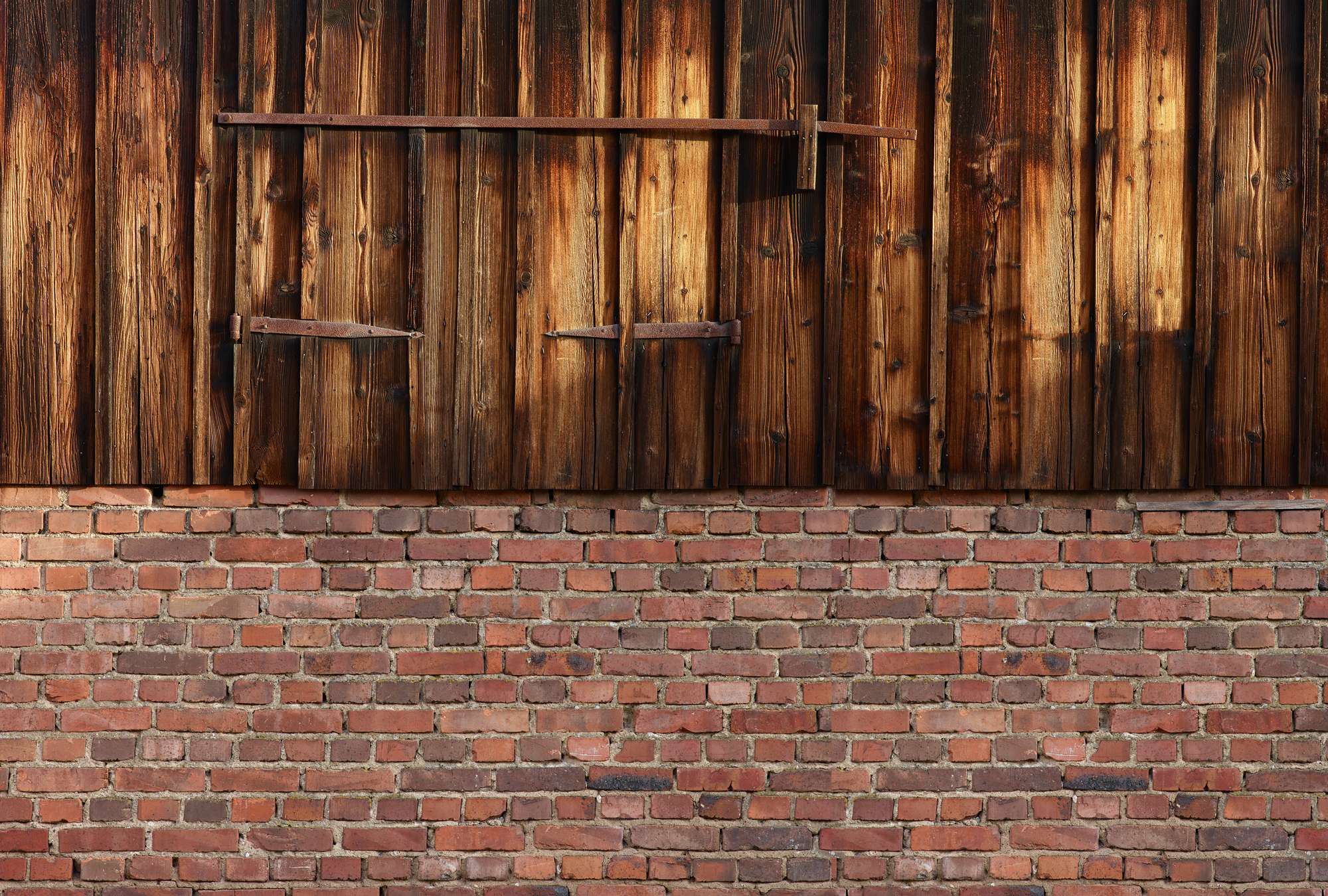            Fototapete rote Ziegelmauer mit Holzvertäfelung
        
