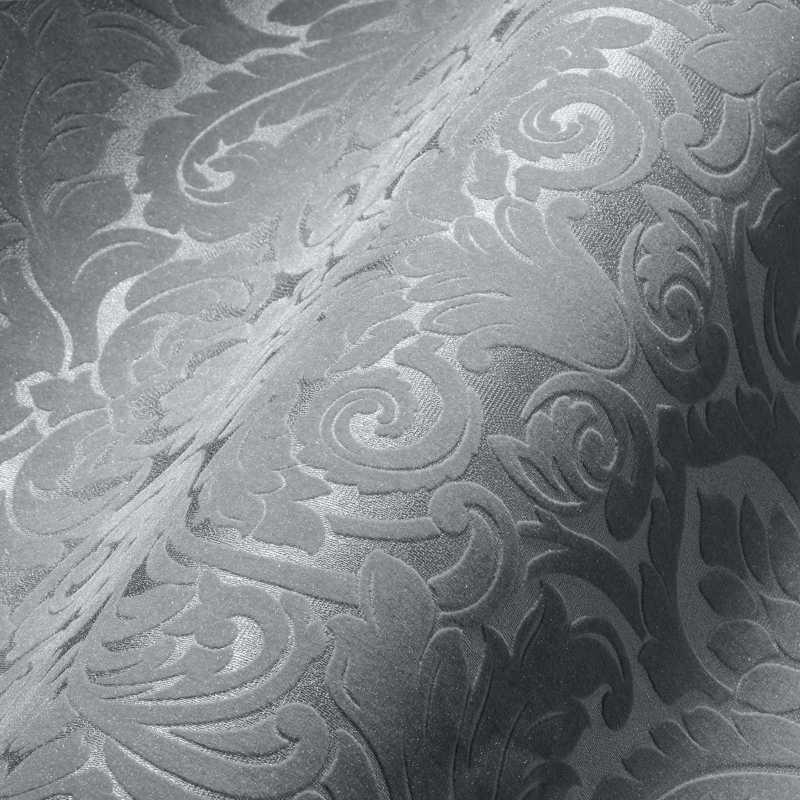             Metallic Barock Tapete mit 3D Strukturprägung – Grau
        