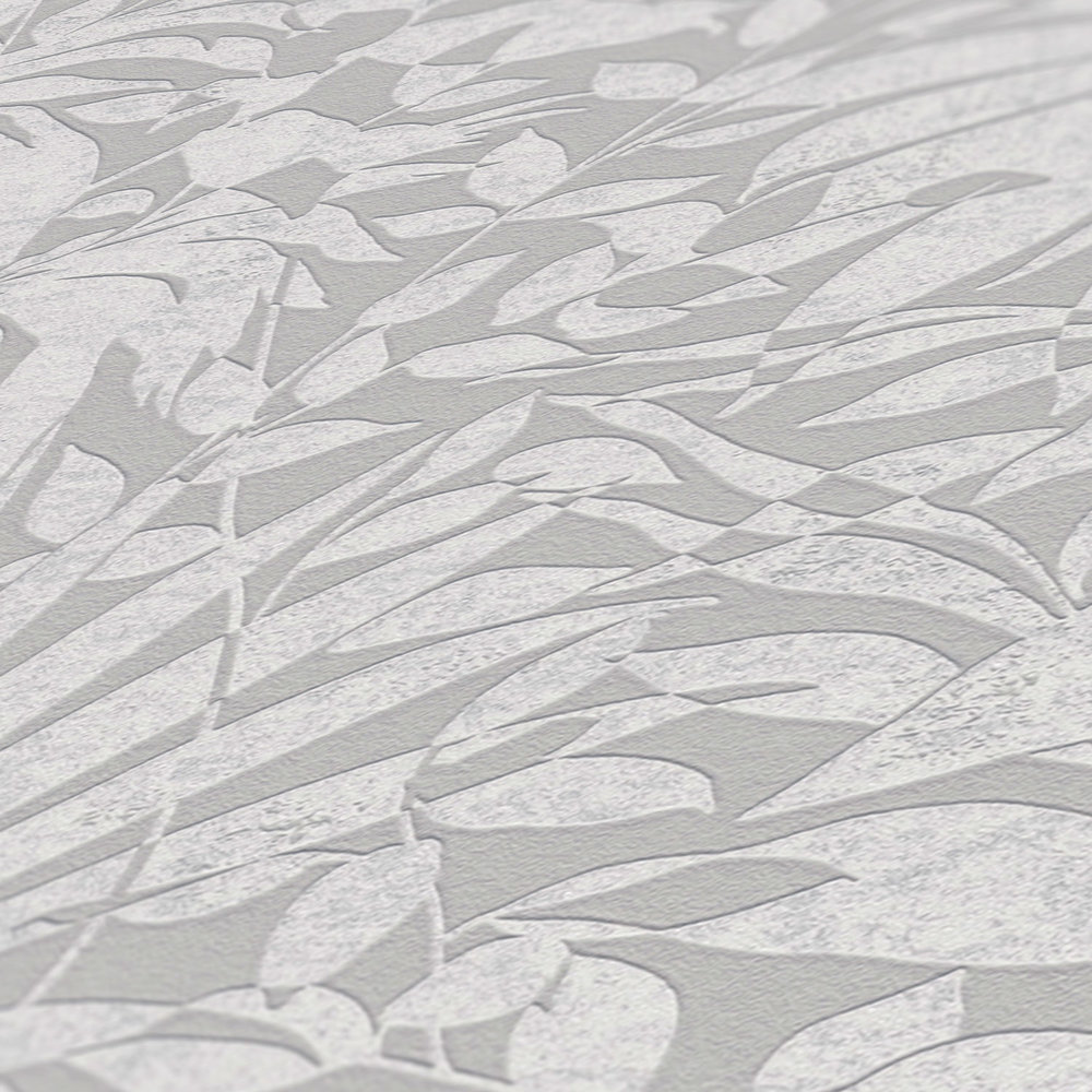             Graue Blätter-Tapete mit Strukturdetails und Metallic-Effekt
        