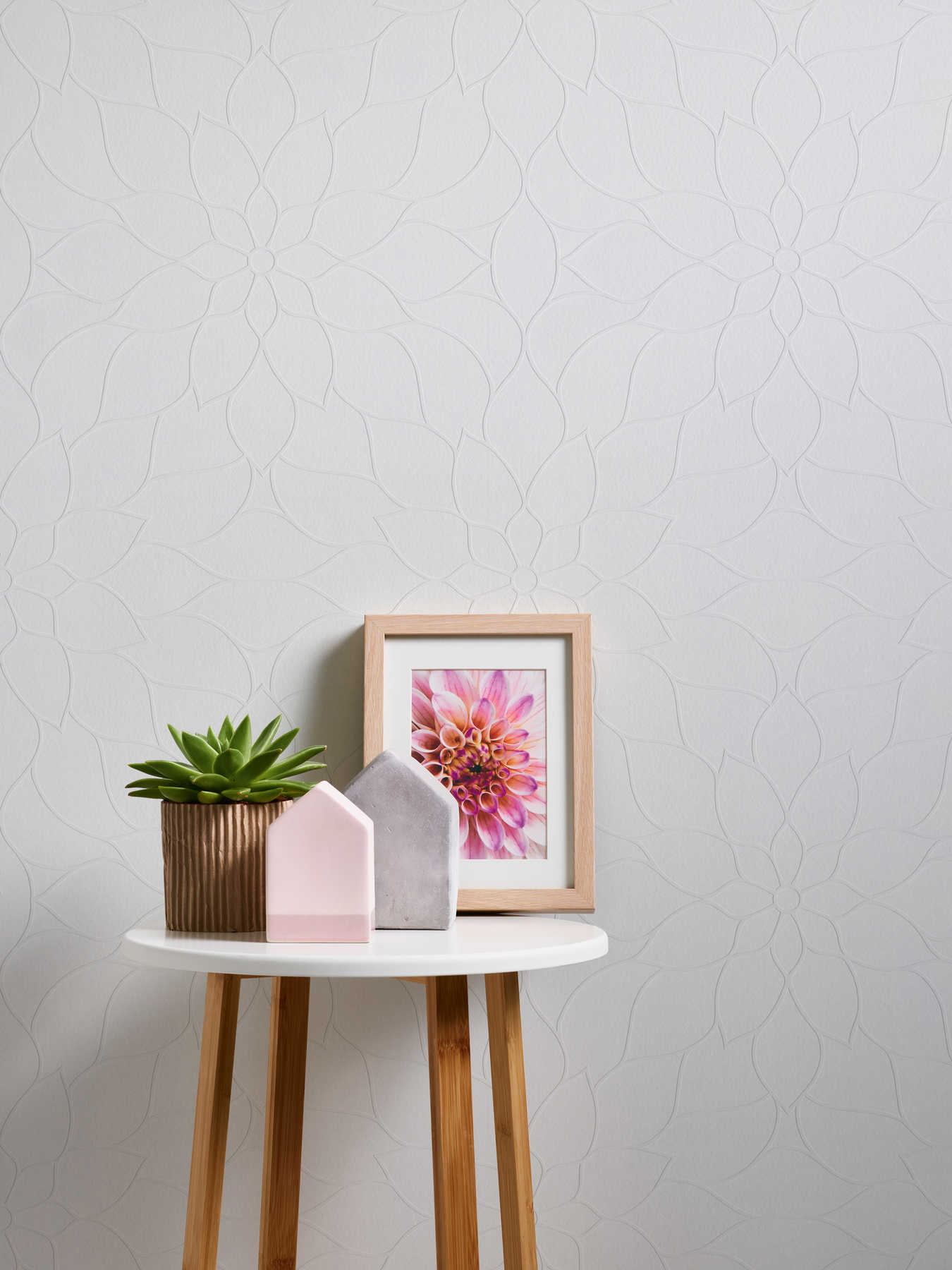             Überstreichbare Tapete mit modernem Blumen Design
        