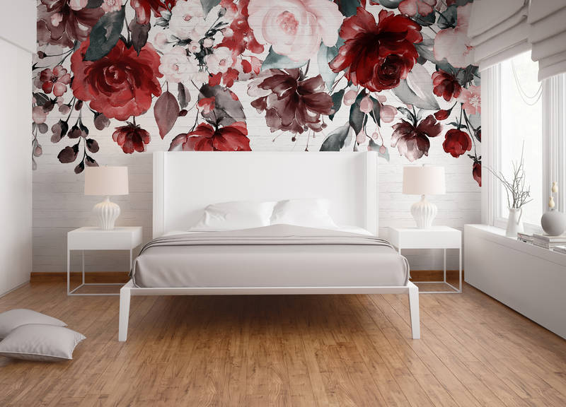             Knallige Blumen an Wand in Steinoptik – Weiß, Rot, Rosa
        