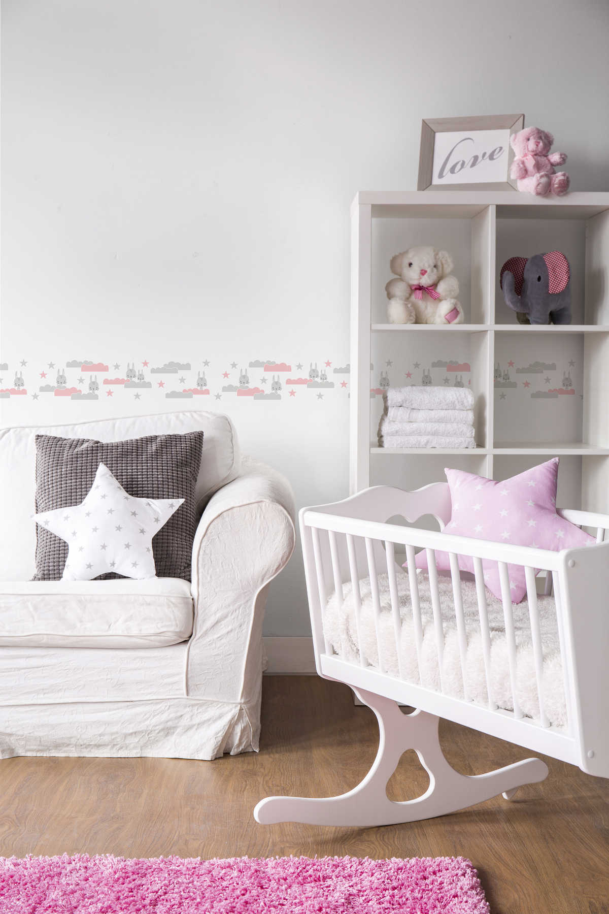             Babyzimmer Tapete "Häschen auf Wolke 7" für Mädchen – Grau, Rosa, Weiß
        