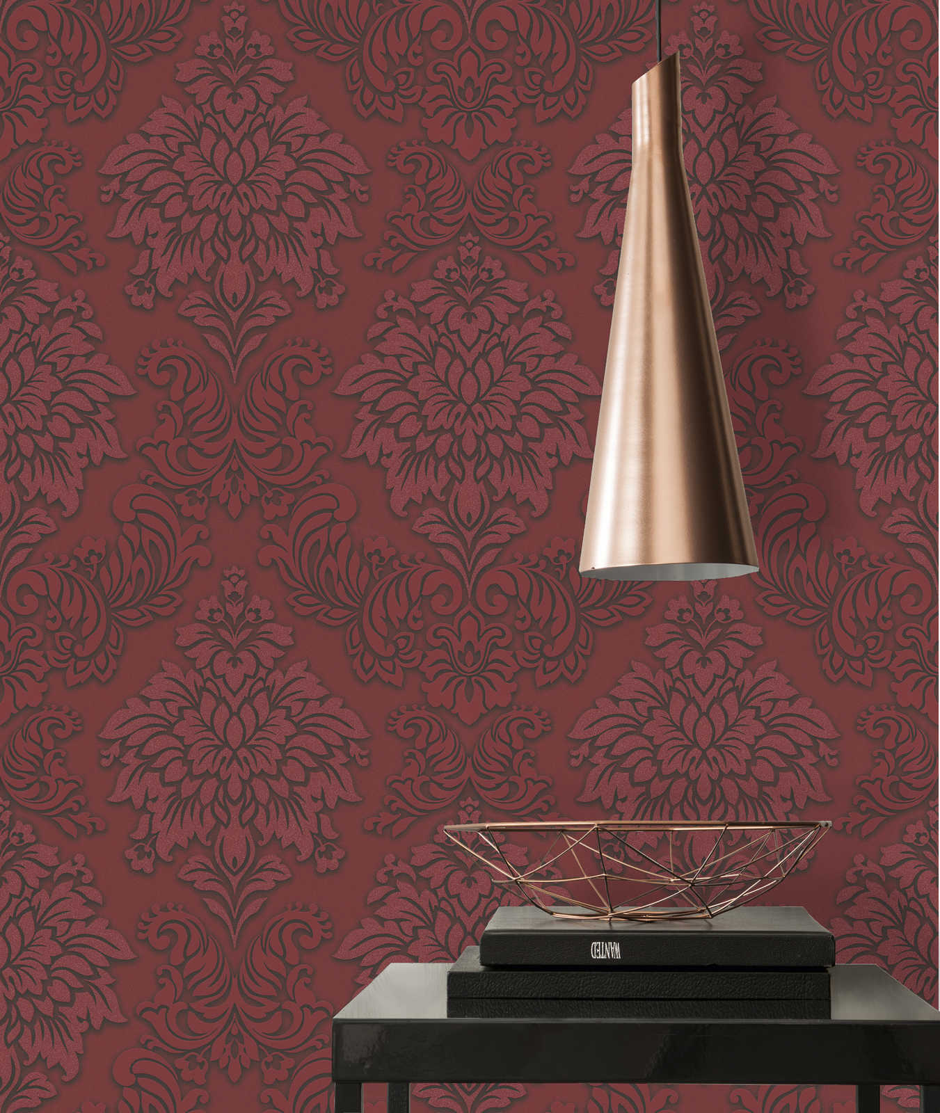             Barock Tapete Ornamente mit Glitzereffekt – Rot, Silber, Schwarz
        