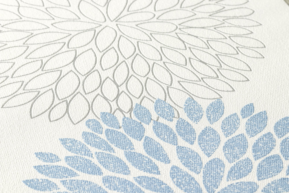             Tapete mit grafischem Blütenmuster – Blau, Grau, Weiß
        