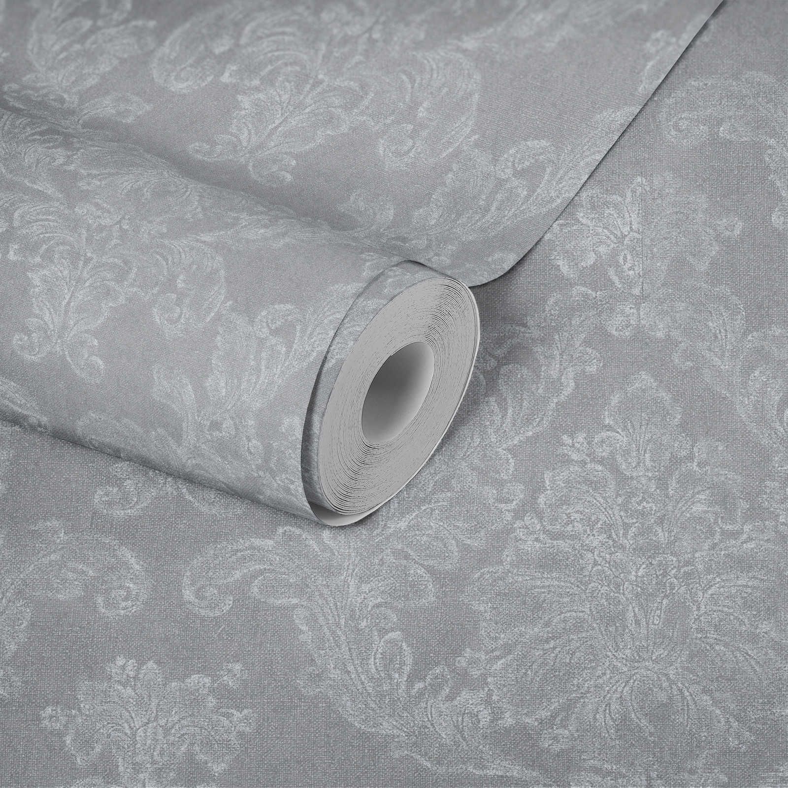             Ornament-Tapete im Landhausstil mit Textiloptik – Grau, Weiß
        