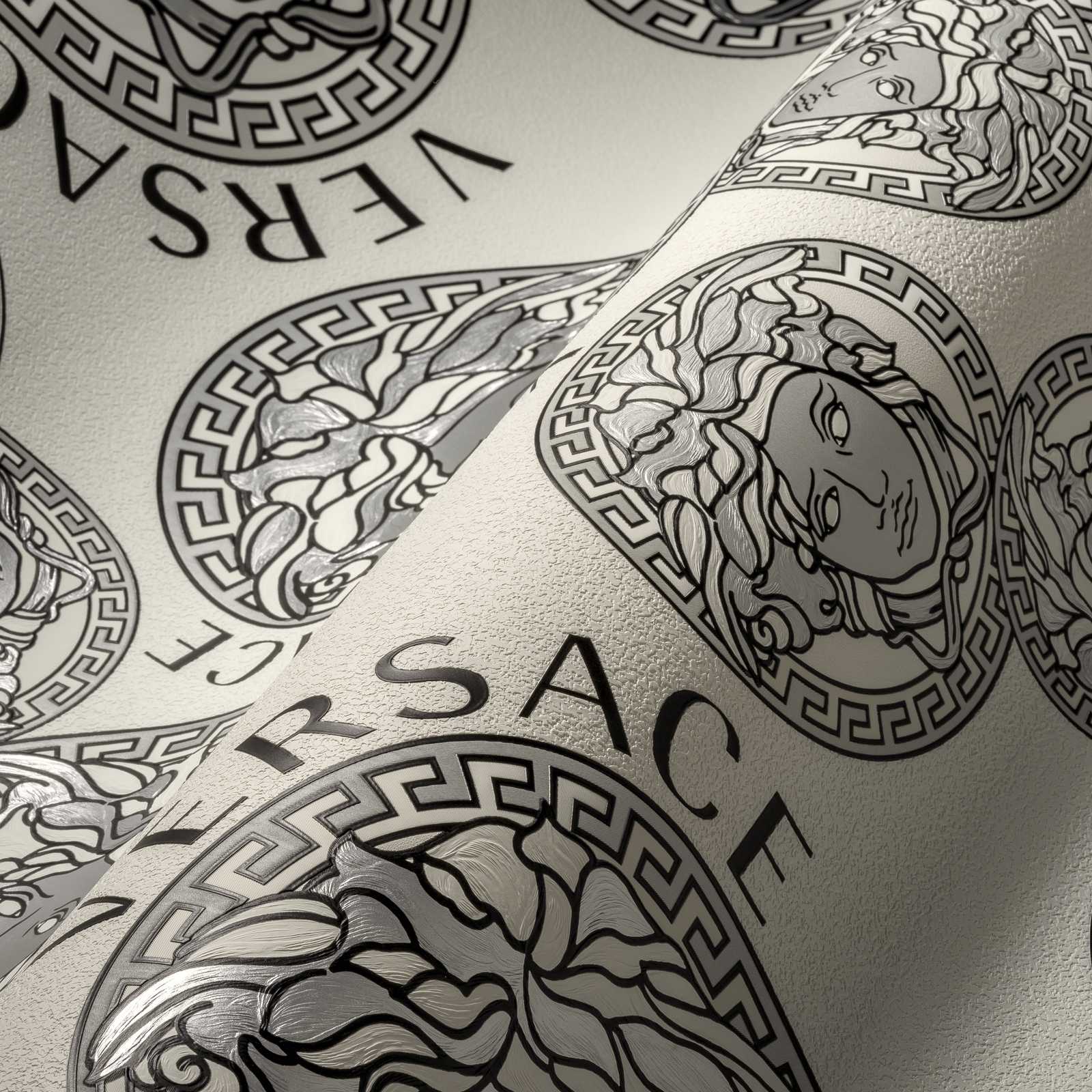             VERSACE Tapete Medusa Design Lable – Metallic, Schwarz, Weiß
        