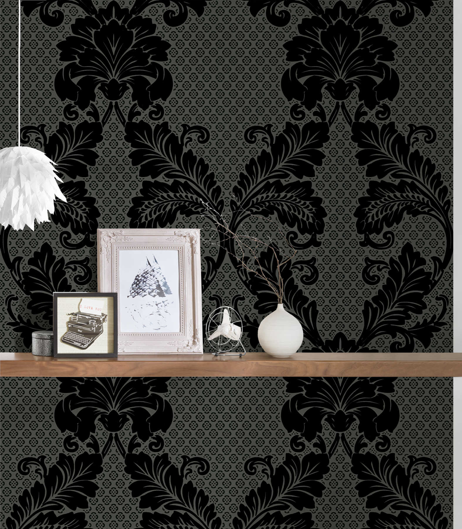             Gemusterte Ornamenttapete mit großem Floralen Motiv – Schwarz, Grau
        