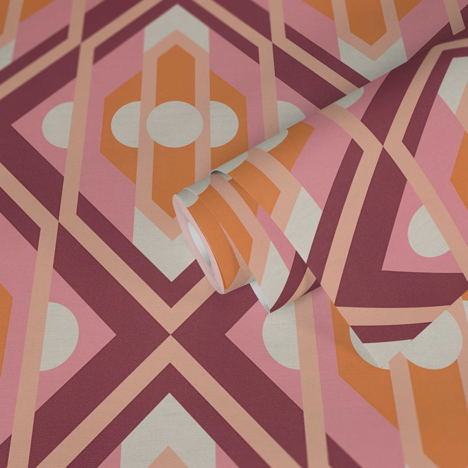             Vliestapete mit geometrischen Ornamenten im Retro Stil – Orange, Rosa, Weiß
        