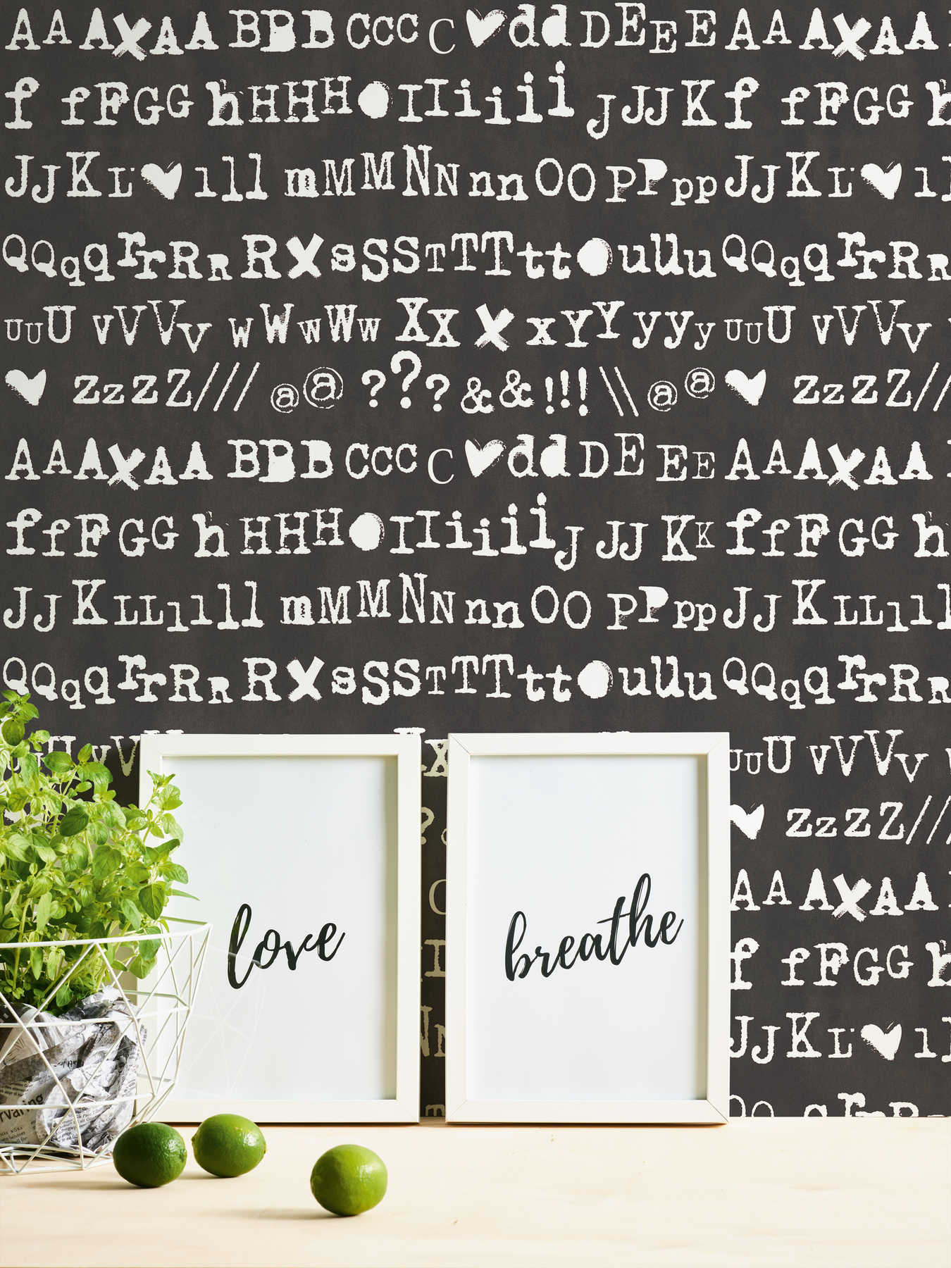             Schwarz-Weiß Tapete mit Lettern im Typografie Stil
        