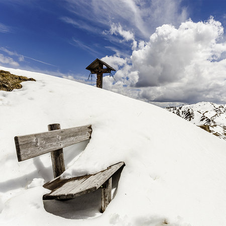 Fototapete Winterlandschaft in den Bergen – Verschneite Bank
