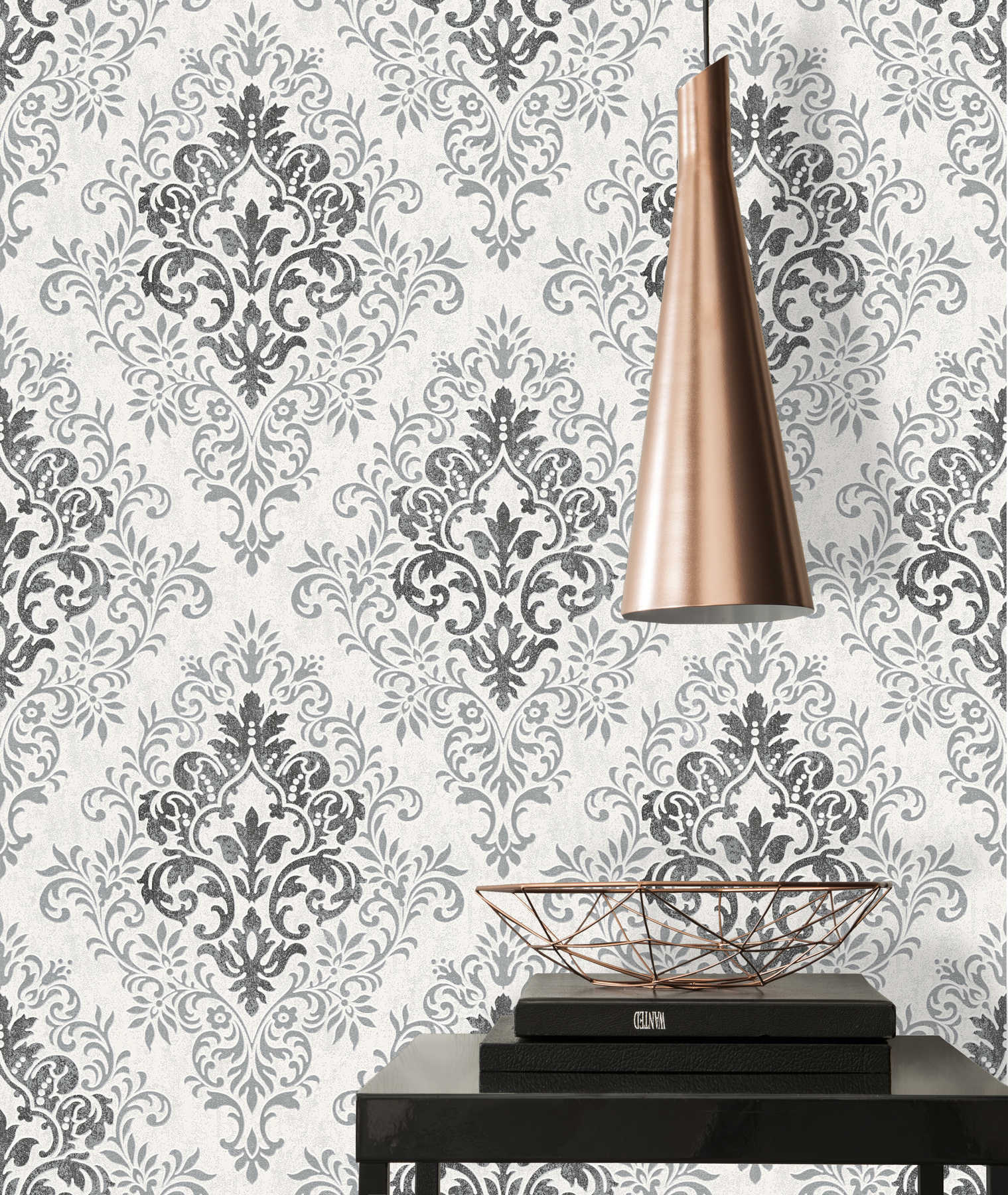             Barock Tapete mit Metallic-Ornamenten – Grau
        