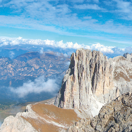 Berggipfel – Fototapete mit Bergpanorama & Wolkendecke
